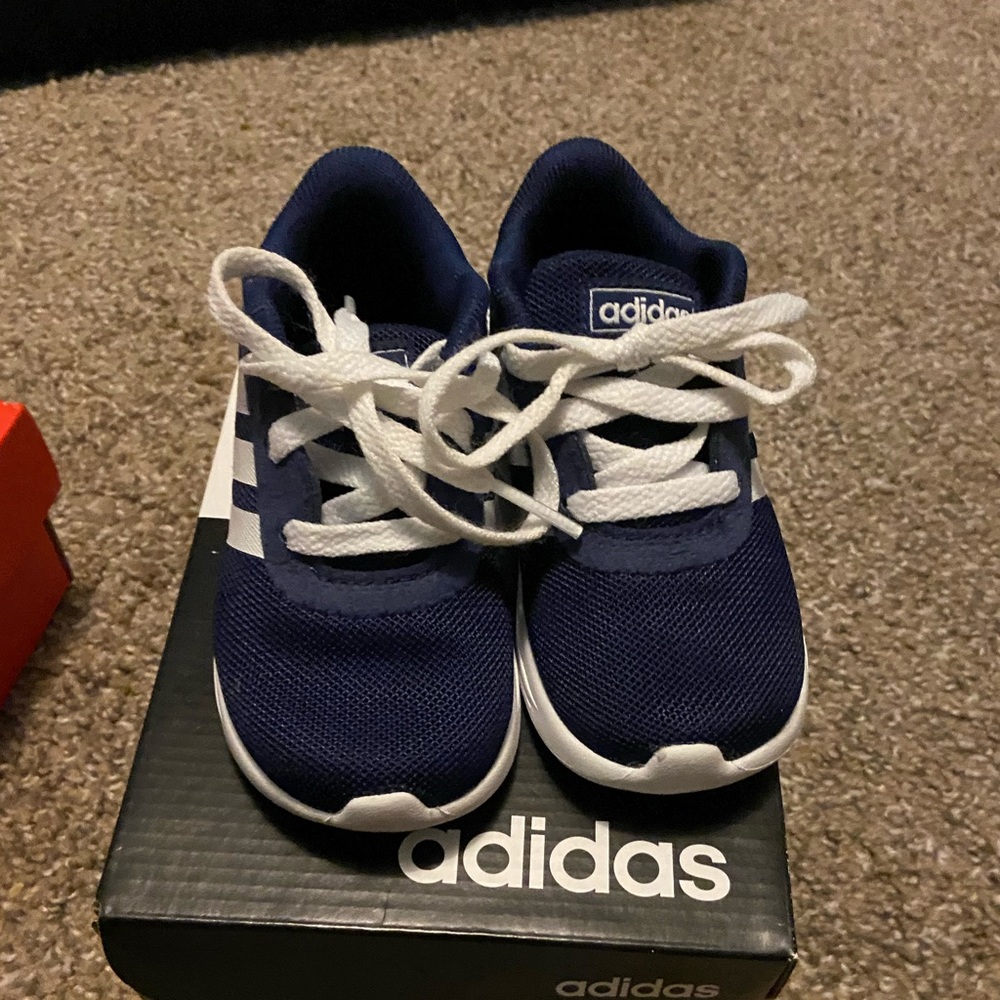 Kids Adidas tennis shoes 💙🤍